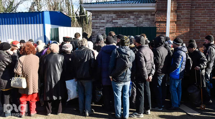 Акция помощи бездомным на Всесвятском кладбище Краснодара &copy;&nbsp;Фото Елены Синеок, Юга.ру