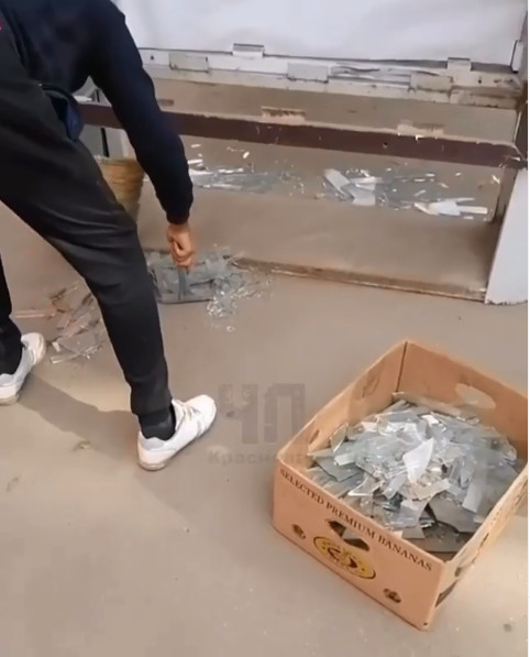 Разбитое стекло в ящике. Мужик с айфоном. F0lk певец шоссе. Феррари 458 разбитая в тотал. Как получить сокровище беневенто в resident.