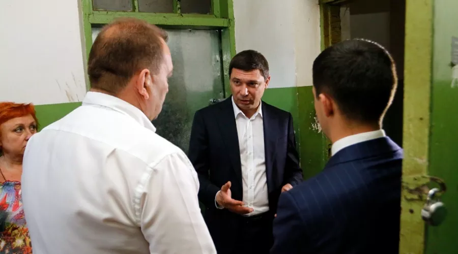 Евгений Первышов общается с жильцами аварийного дома &copy;&nbsp;Фото предоставлено пресс-службой администрации Краснодара