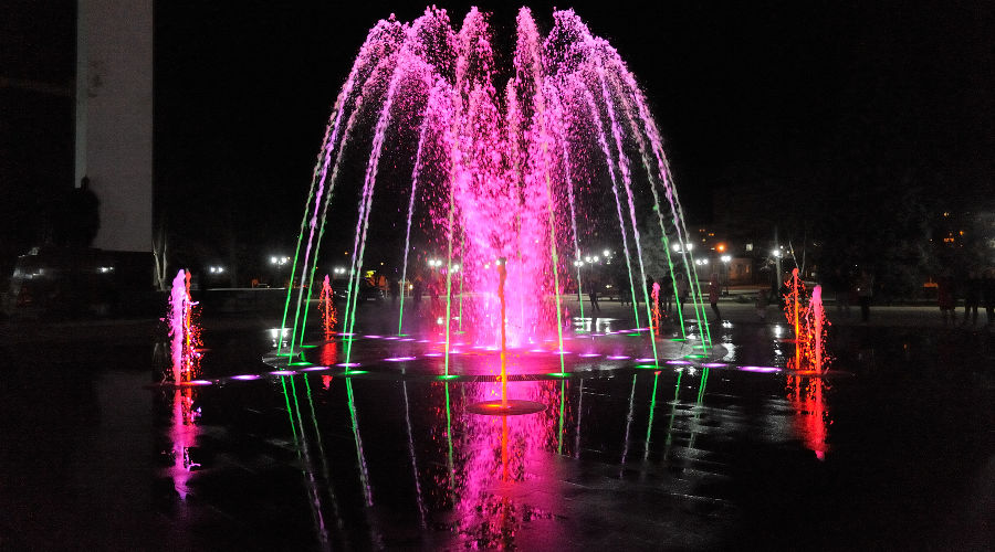 Светомузыкальный фонтан на площади Дружбы в Майкопе © Фото пресс-службы администрации Майкопа