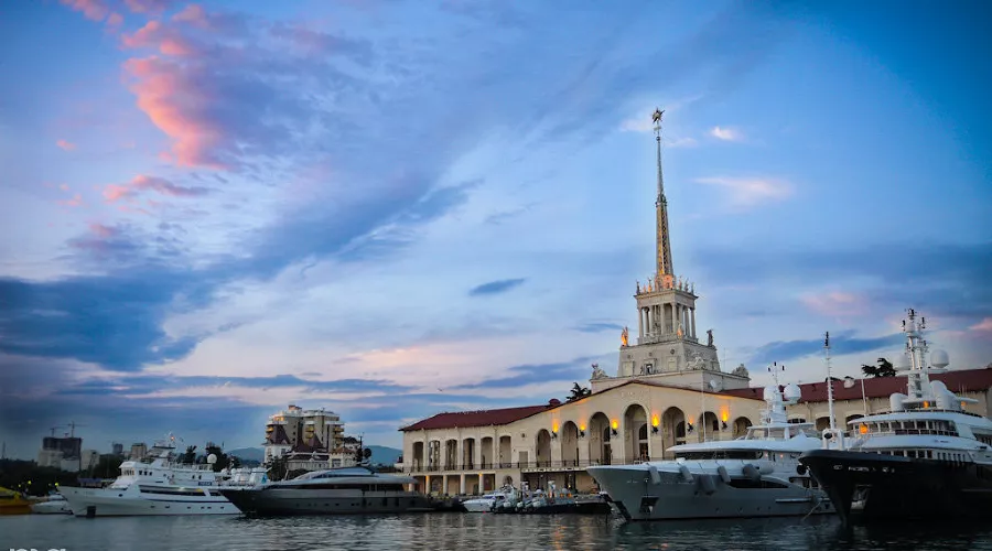 Морской вокзал Сочи &copy;&nbsp;Фото Елены Синеок, Юга.ру