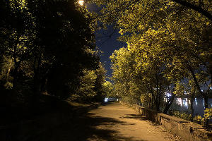 В некоторых местах освещение есть © Фото Дмитрия Пославского, Юга.ру