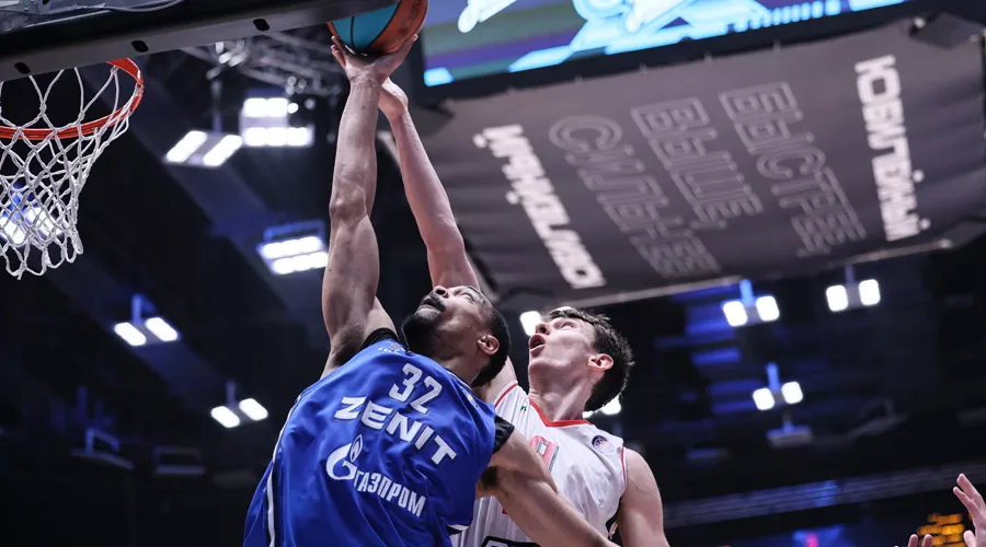 Игрок «Локо» Андрей Мартюк (в белой форме) ведет борьбу с Винсом Хантером из «Зенита» в матче 27 мая 2024 г. &copy;&nbsp;Фото предоставлено пресс-службой Единой лиги ВТБ, Vtb-league.com