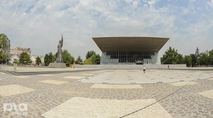 Площадь перед кинотеатром «Аврора» &copy;&nbsp;Фото Михаила Ступина, Юга.ру