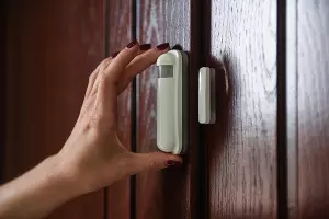 Датчик открытия, крепится на дверь или окно &copy;&nbsp;Фото Елены Синеок, Юга.ру