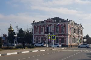 Здание администрации Полтавского сельского поселения. Слева купол часовни-памятника © Фото Нины Шилоносовой
