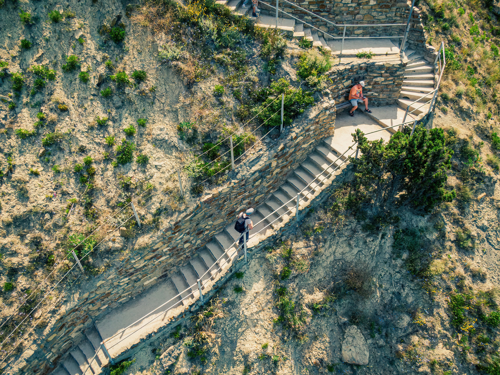Некоторые лавочки на лестнице «800 ступеней» спроектированы так, что большую часть дня остаются в тени © Фото Антона Быкова, Юга.ру