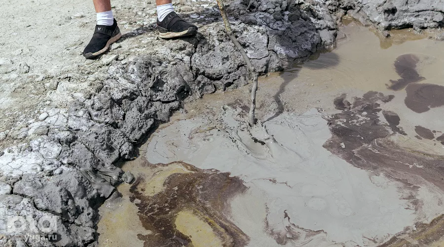 Безопасный способ взаимодействия с грязевым вулканом &copy;&nbsp;Фото Юли Шафаростовой, Юга.ру