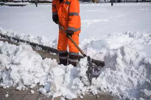 Уборка снега в Краснодаре &copy;&nbsp;Фото Елены Синеок, Юга.ру