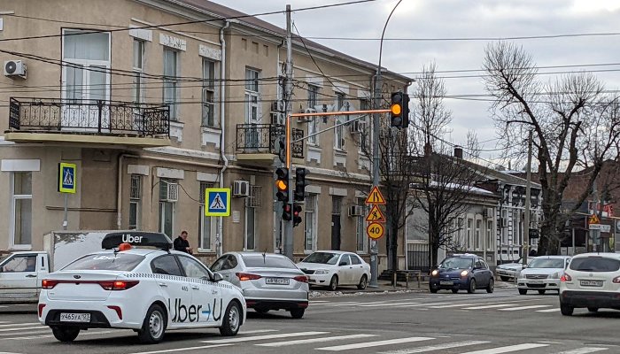 В Краснодаре появились камеры, фиксирующие телефонные разговоры за рулем и непристегнутый ремень