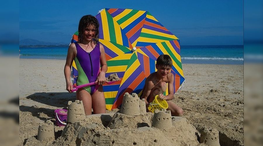 Дети натуристы на пляже