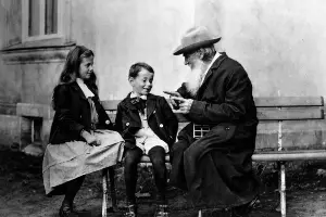 Лев Толстой рассказывает сказку об огурце внукам Ильюше и Соне, 1909 год &copy;&nbsp;Изображение является общественным достоянием