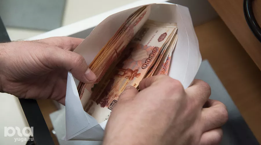 Деньги в конверте &copy;&nbsp;Фото Елены Синеок, Юга.ру