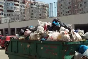 Свалка мусора во дворе дома &copy;&nbsp;Фото предоставлено собственниками ЖК "Видный"