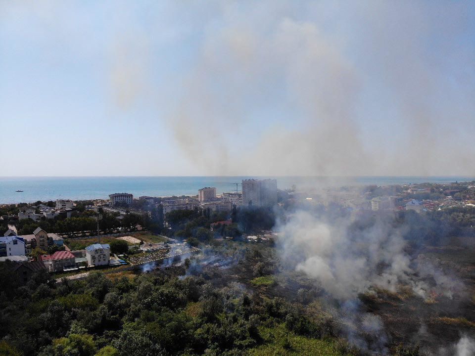 Анапа пожар в многоэтажке 2024. Пожарные на пожаре. Анапа пожар в многоэтажке. Пожар в квартире. Анапа пожар сейчас.