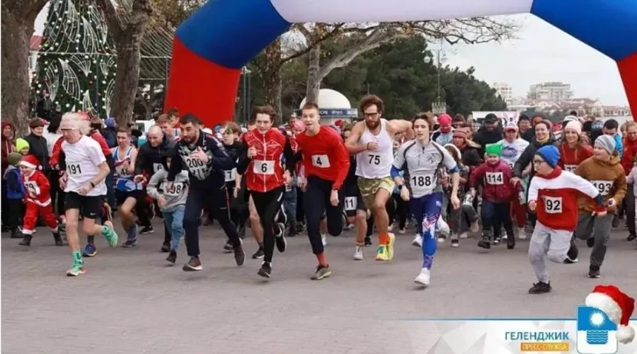 Так выглядел антиалкогольный забег в Геленджике 1 января 2023 г. &copy;&nbsp;Скриншот публикации на сайте администрации Геленджика, Admgel.ru