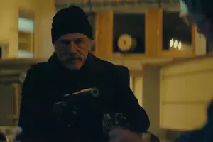 Кадр из трейлера к фильму «Киллер в отставке» &copy;&nbsp;Скриншот видео с Rutube-канала &laquo;Все трейлеры&raquo;