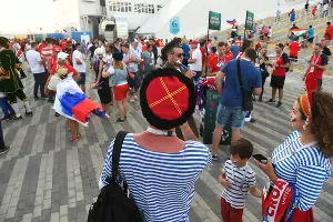 Фанаты сборных России и Хорватии перед четвертьфиналом ЧМ-2018 в Сочи &copy;&nbsp;Фото Елены Синеок, Юга.ру