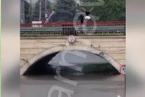 Армавирская молодежь развлекается, ныряя с железнодорожного моста в затопленную улицу Кирова &copy;&nbsp;Скриншот видео в телеграм-канале &laquo;ЧП Армавир&raquo;, T.me/armavir