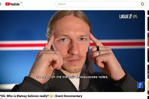 Кадр из ролика PSG: qui est vraiment Matvey Safonov? | Documentaire Événement &copy;&nbsp;Скриншот из видео с Youtube-канала Ligue 1 McDonald’s