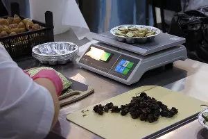 На дощечке справа — филированное и отваренное мясо улитки &copy;&nbsp;Фото Марины Солошко, Юга.ру