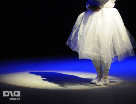 Премьера спектакля "Балерина из фаст-фуда" в "Одном театре" © Елена Синеок, ЮГА.ру