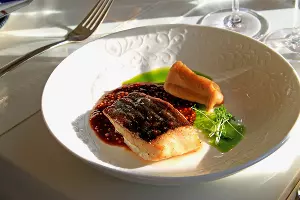 Дикая треска, пюре из запеченных яблок, горчичный соус с лаймом &copy;&nbsp;Фото Марины Солошко, Юга.ру