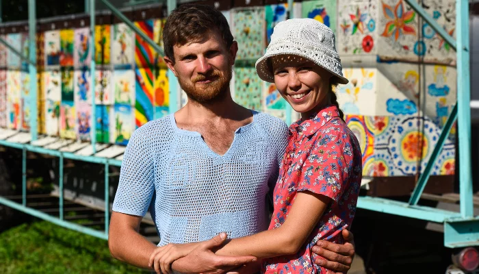 Павел и Виктория Хомяковы на пасеке &copy;&nbsp;Фото Елены Синеок, Юга.ру