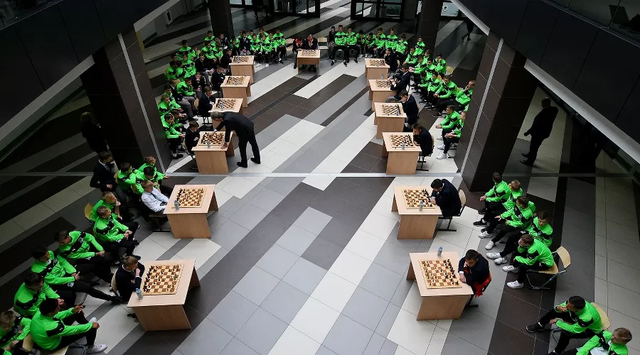 Сергей Галицкий провел сеанс одновременной игры в шахматы с воспитанниками академии ФК «Краснодар» &copy;&nbsp;Фото с официального сайта ФК &laquo;Краснодар&raquo;, fckrasnodar.ru