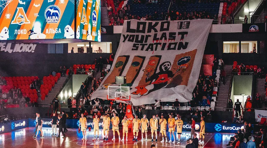 Хэллоуинский перформанс болельщиков «Локомотива-Кубани» перед матчем Еврокубка с «Альбой» &copy;&nbsp;Фото пресс-службы ПБК &laquo;Локомотив-Кубань&raquo;