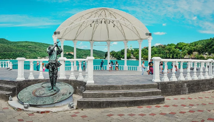 Набережная Абрау-Дюрсо &copy;&nbsp;Фото Skif-Kerch с сайта wikimedia.org