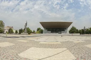 Площадь перед кинотеатром «Аврора» &copy;&nbsp;Фото Михаила Ступина, Юга.ру