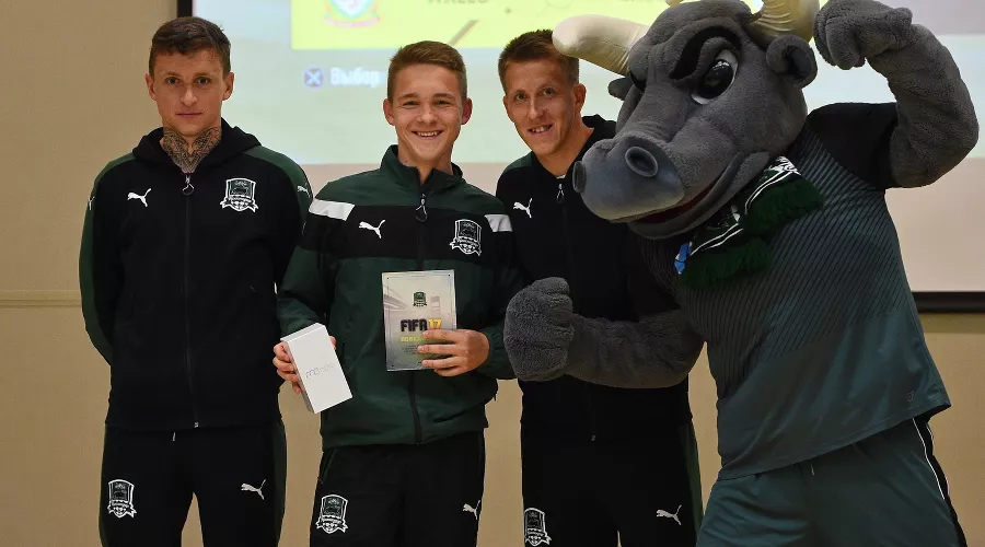 Первенство Академии ФК «Краснодар» по игре FIFA 17. Павел Мамаев и Сергей Петров &copy;&nbsp;Фото с официального сайта ФК &laquo;Краснодар&raquo;, fckrasnodar.ru