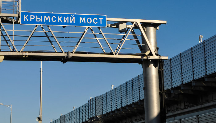 Автомобильную часть Крымского моста полностью открыли для движения
