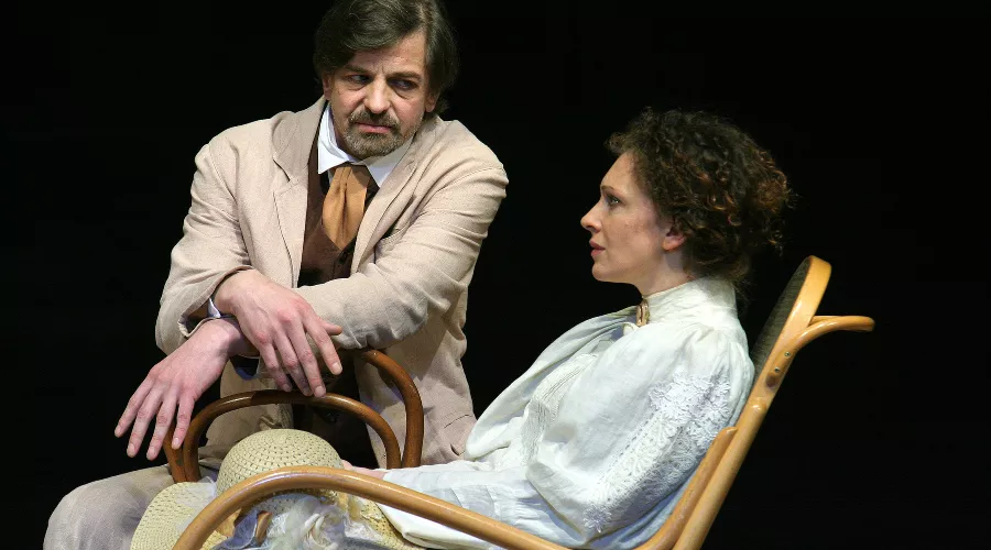 Кадр из спектакля «Дядя Ваня» Малого драматического театра — Театра Европы &copy;&nbsp;Фотография предоставлена пресс-службой фестиваля &laquo;Сезоны&raquo;