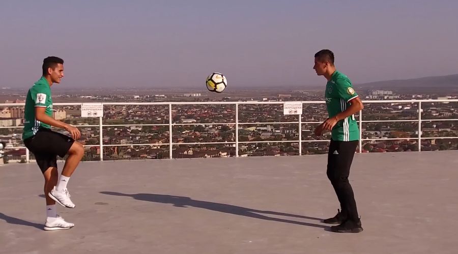 Одисе Роши и Раванелли сыграли в футбол на крыше небоскреба © Скриншот видео из канала AKHMAT GROZNY в YouTube