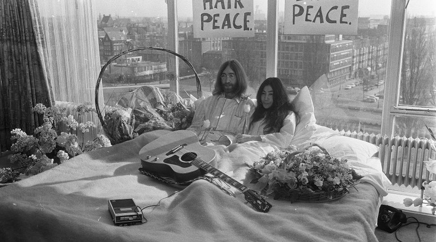 Джон Леннон и Йоко Оно в первый день протестной акции «В постели за мир» © Файл доступен на условиях Creative Commons CC0 1.0