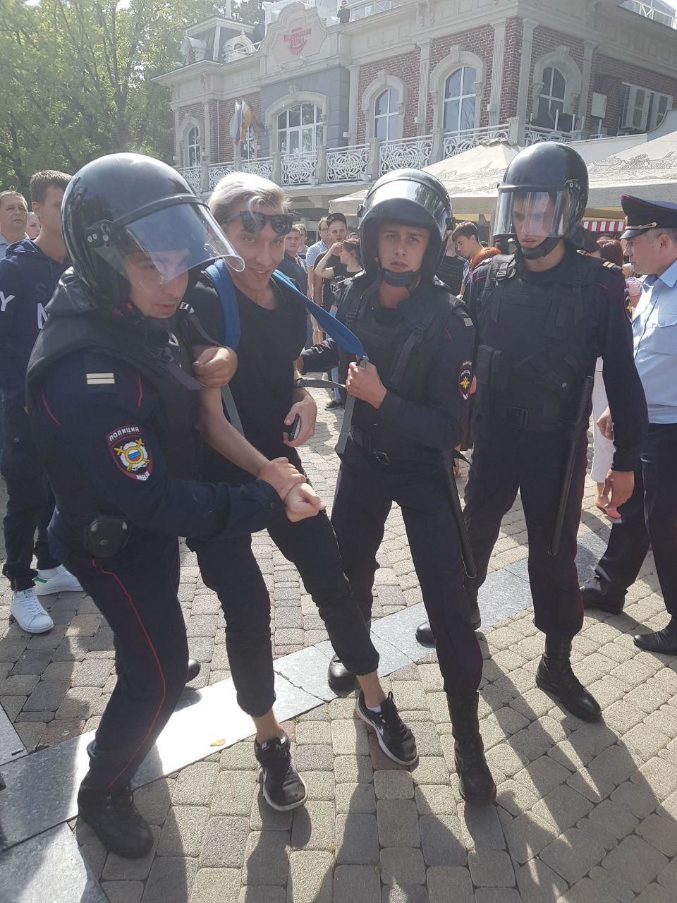 Акции арест. Протестная активность Краснодар фото. Люстрация и ядерный потанцевал.