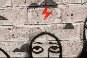 Граффити стрит-арт-художника Sad Face во дворе «Типографии» © Фото Алексея Илькаева