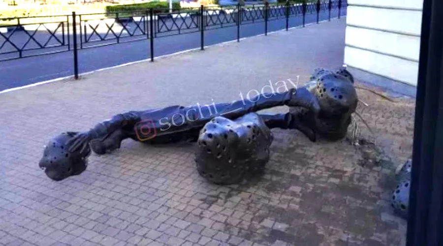 Рухнувшая статуя Андрея Григорьева-Аполлонова в Сочи &copy;&nbsp;Телеграм-канал "Sochi Today", @sochi_today