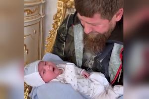 Рамзан Кадыров с внуком © Скриншот из видео