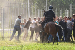 Кубанская полиция провела учения перед стартом футбольного сезона © Елена Синеок, ЮГА.ру