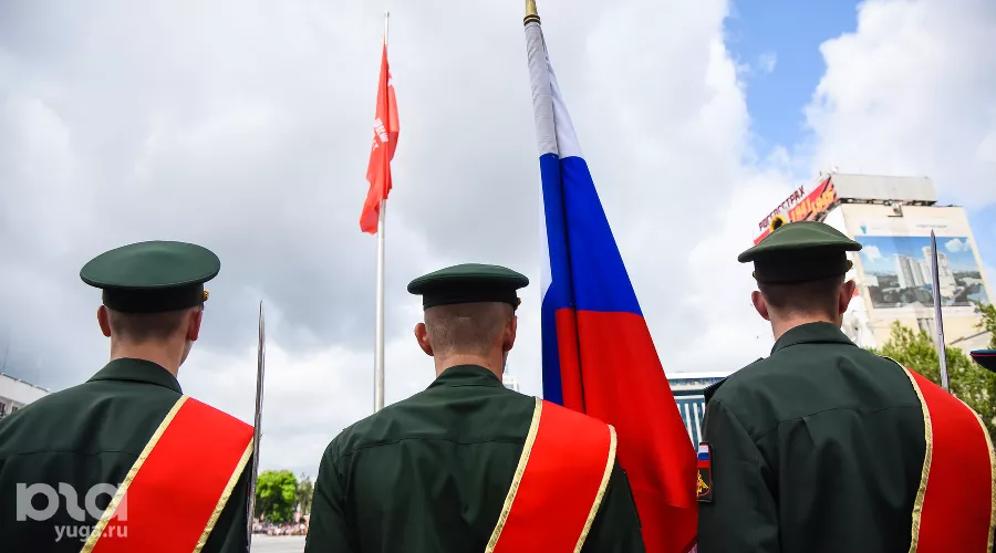 Парад Победы на Театральной площади в Краснодаре &copy;&nbsp;Фото Елены Синеок, Юга.ру