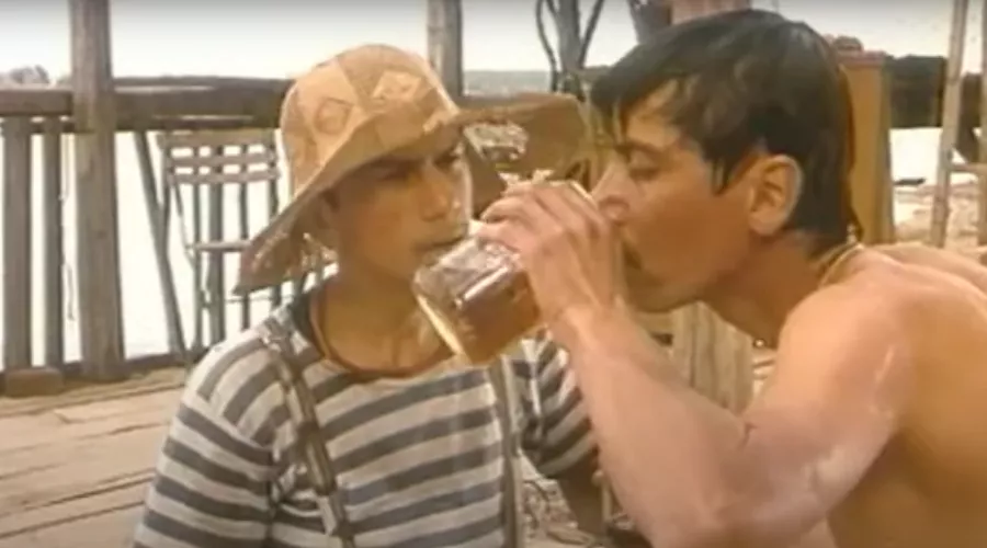 Кадр из фильма «Чёрная кошка, белый кот», реж. Эмир Кустурица, 1998 год &copy;&nbsp;Скриншот видео с YouTube-канала &laquo;TorrentFilmi.org - Фильмы онлайн | торрент&raquo;