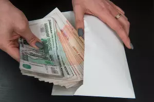Деньги в конверте &copy;&nbsp;Фото Елены Синеок, Юга.ру