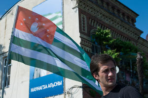 Митинг в поддержку президента Абхазии в Сухуме © Нина Зотина, ЮГА.ру