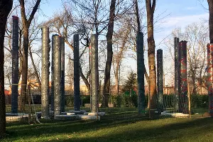 Установка скульптуры Виктора Линского &laquo;Столпы&raquo; &copy;&nbsp;Фото Дмитрия Пославского, Юга.ру