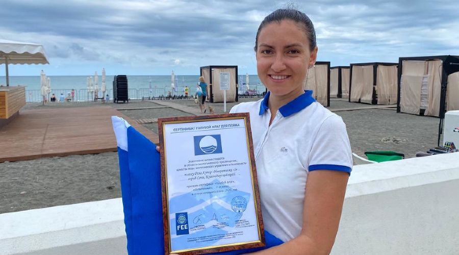 Начальник пляжа «Роза Хутор» Кристина Вексельберг с сертификатом «Голубой флаг» &copy;&nbsp;Фото Ирины Сизовой