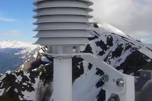 Датчик температуры и относительной влажности воздуха на Роза Пик &copy;&nbsp;Фото из личного архива Адриана Коротеева