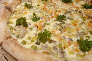 Пицца &laquo;Оливье&raquo; &copy;&nbsp;Фото Марины Солошко, Юга.ру